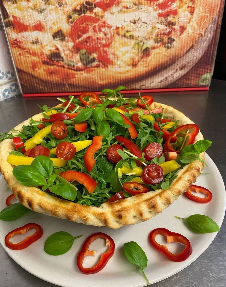 Frischer Salat im Pizzateig